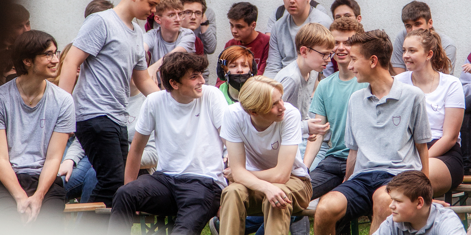 Lachende Schüler